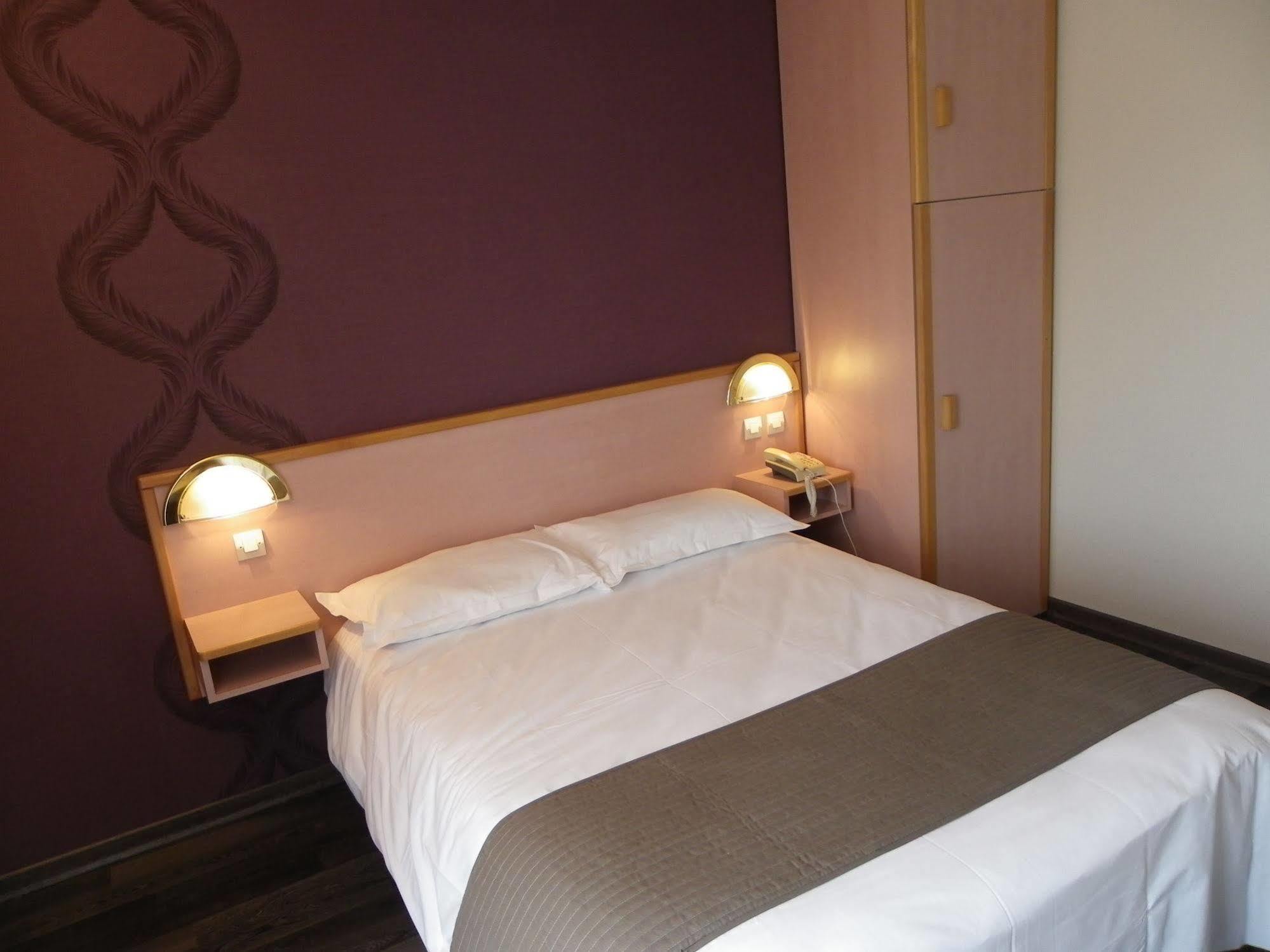 Hotel Restaurant Les Chataigniers พริวาส ภายนอก รูปภาพ
